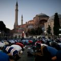 mousoulmanoi proseuxontai exw agia sofia 10 07 2020